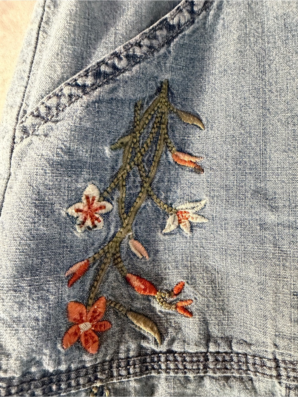 St. John’s Bay Embroidered Chambray Bermuda Shorts Women’s Size 12 Floral - Picture 5 of 9